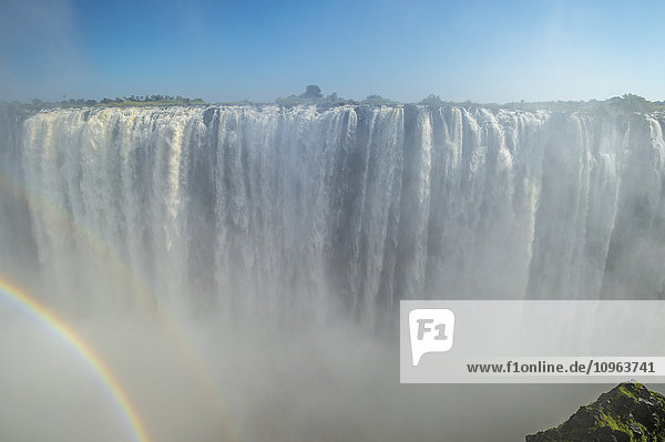Victoriafälle mit Regenbogen; Simbabwe'.