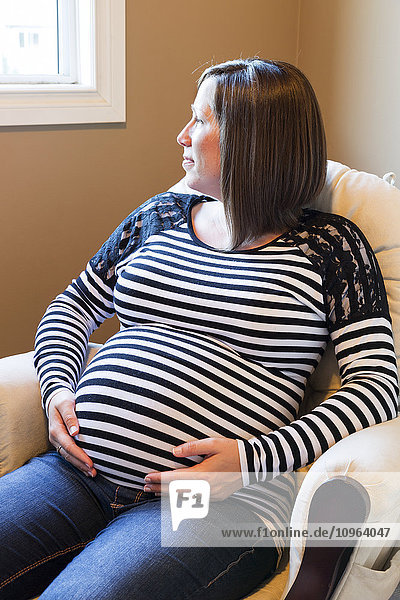 Porträt einer schwangeren Frau; Langley  British Columbia  Kanada'.