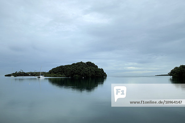 Segelboot angedockt in der Nähe einer kleinen Insel in der Nähe von Suva  Südpazifik; Insel Fidschi'.