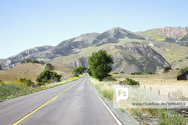 'Perspektive Straße mit Bergen im Hintergrund; Kalifornien  Vereinigte Staaten von Amerika'.