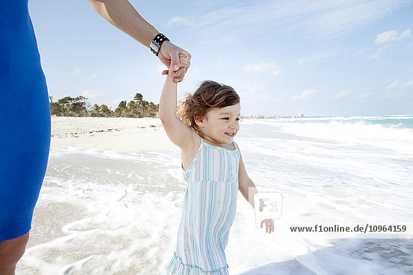 Junges Kind entdeckt das Meer; Varadero  Kuba'.