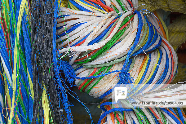 Detail von bunten kommerziellen Fischereigeräten, Netzen und Leinen in Kodiak, Südwest-Alaska'.