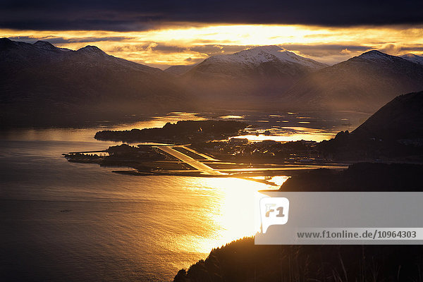 Blick auf den Benny Benson State Airport bei Sonnenuntergang vom Pillar Mountain, Südwest-Alaska