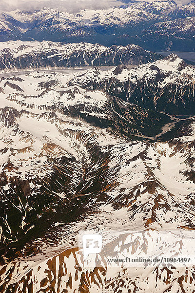 Luftaufnahme von Gletschern  Fjorden und schneebedeckten Bergen in der Aleuten-Kette  Alaska-Halbinsel  Südwest-Alaska  USA  Sommer'.