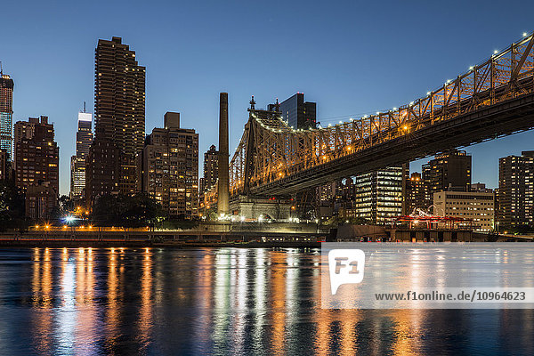 Queensboro Bridge (59th Street Bridge) und Manhattans Skyline bei Sonnenuntergang; New York City  New York  Vereinigte Staaten von Amerika'.
