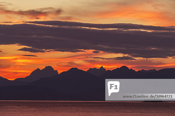 Sonnenuntergang entlang der Inside Passage bei Juneau  Favorite Passage  Chilkat Mountains; Alaska  Vereinigte Staaten von Amerika'.
