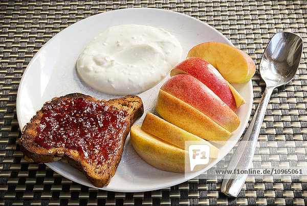 Frühstück mit Joghurt  Toast und geschnittenem Apfel  Tofino Chalet  Jensen's Bay; Tofino  British Columbia  Kanada'.