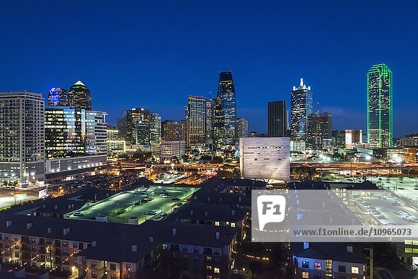 Gebäude beleuchtet in der Abenddämmerung; Dallas  Texas  Vereinigte Staaten von Amerika'.