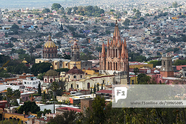 Stadtbild mit einem Kirchengebäude  das sich über andere Gebäude erhebt; San Miguel de Allende  Guanajuato  Mexiko
