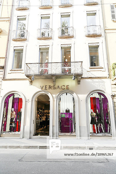 Das Versace-Flaggschiff am Montenapoleone  wo viele Luxusdesigner ihre Boutiquen haben; Mailand  Italien'.