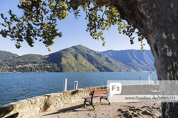 Das Ende der Uferpromenade  wo man sitzen und diesen Aussichtspunkt auf den Comer See genießen kann; Cadenabbia  Lombardei  Italien'