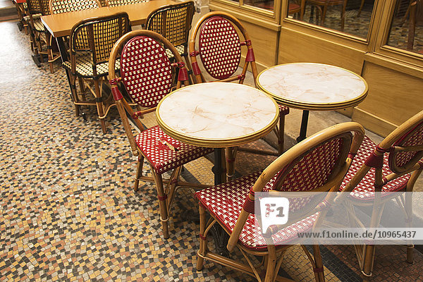 Traditionelle Bistrotische und Stühle auf einem Bürgersteig; Paris  Frankreich'.