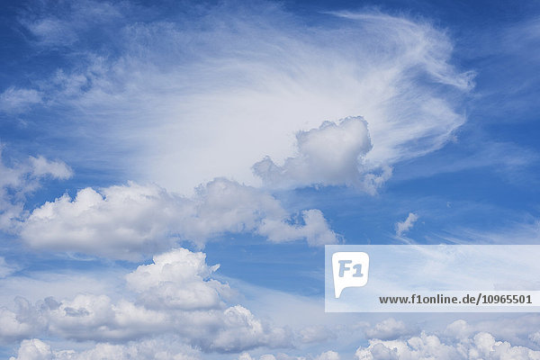'Wolken durchziehen den Himmel; Cookson  Oklahoma  Vereinigte Staaten von Amerika'.