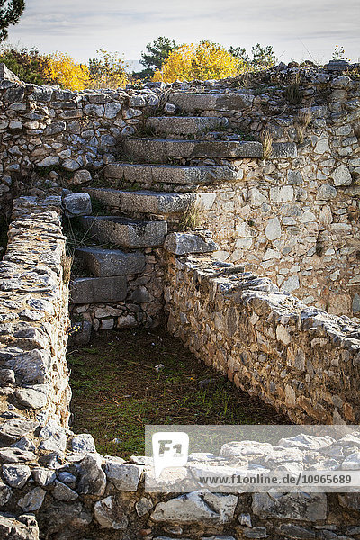 Ruinen einer Steinmauer und einer Treppe; Philippi  Griechenland'.