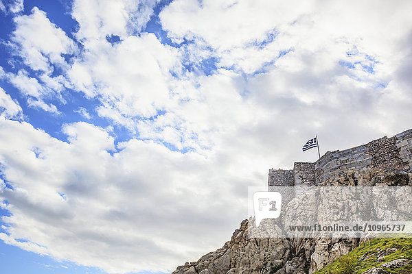 Felsklippe  Steinmauern und eine griechische Flagge; Athen  Griechenland