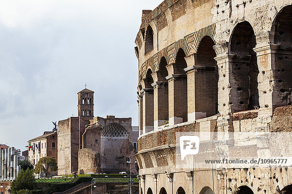 Alte Steinmauern von Gebäuden und einer Kirche; Rom  Italien'.