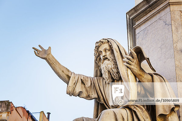 Statue einer historischen männlichen Figur  die eine Schriftrolle hält und spricht; Rom  Italien'.
