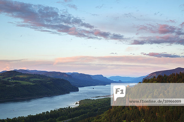 Columbia River bei Sonnenuntergang; Oregon  Vereinigte Staaten von Amerika'.
