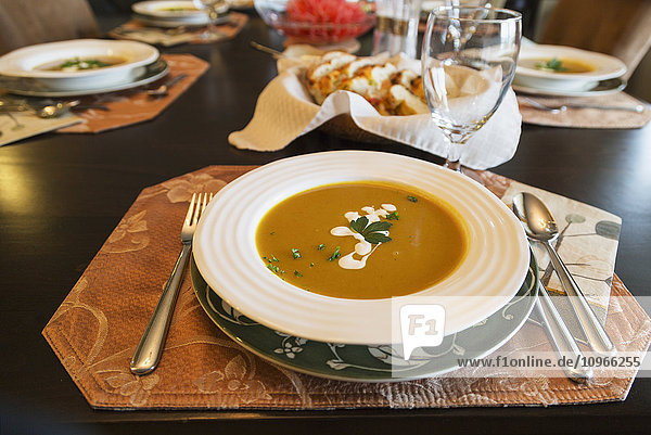 Gedeckter Tisch und Suppe in Schalen; Vernon  British Columbia  Kanada'.