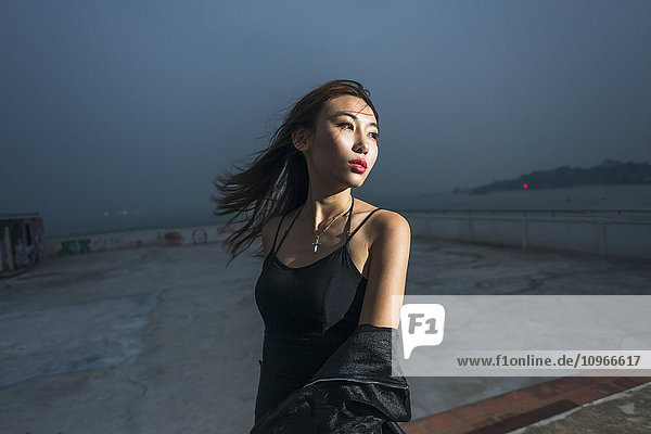 Junges weibliches chinesisches Model auf einem Dach am Abend  frisch und modisch; Xiamen  Fujian  China'.