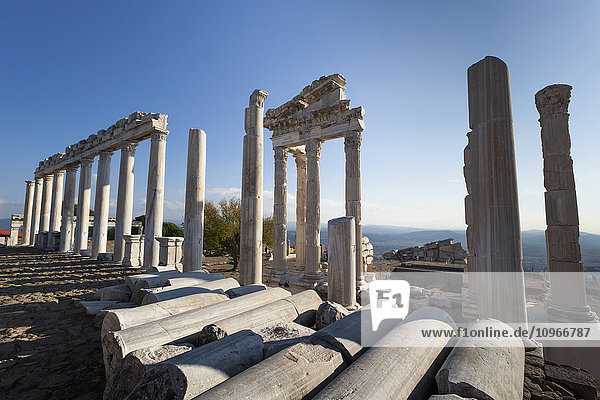 Ruinen des Trajanstempels; Pergamon  Türkei'.