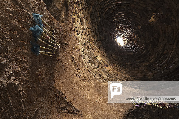 Eine runde Öffnung mit Sonnenlicht von einem unterirdischen Tunnel aus gesehen; Harran  Türkei'.