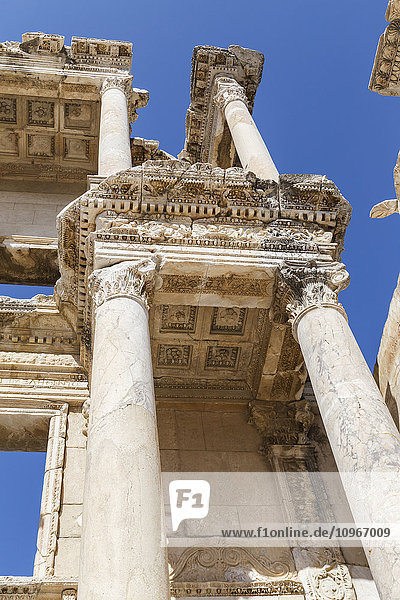 Nahaufnahme der Bibliothek des Celsus in der historischen Stätte der antiken Stadt Ephesus; Selcuk  Türkei'.