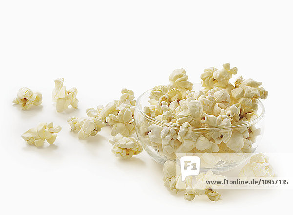 Schale mit Popcorn in einer Glasschale auf weißem Hintergrund; Toronto  Ontario  Kanada'.