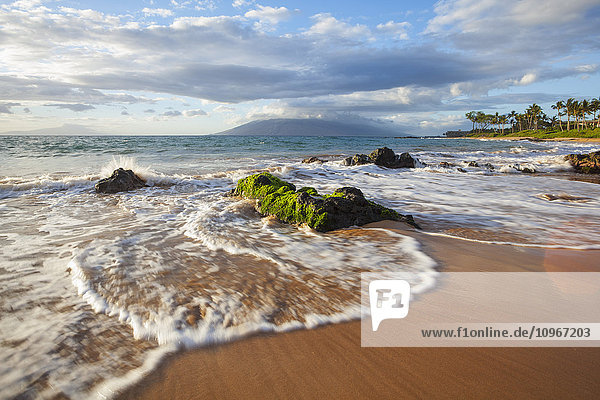 Mokapu Beach bei Sonnenuntergang mit moosbewachsenen Lavafelsen; Wailea  Maui  Hawaii  Vereinigte Staaten von Amerika'.