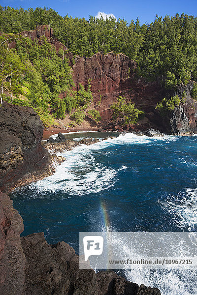 Die atemberaubende Kaihulu Bay mit einem Regenbogenspritzer; Hana  Maui  Hawaii  Vereinigte Staaten von Amerika'.