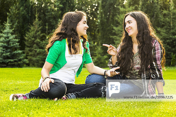 Zwei Schwestern unterhalten sich im Herbst im Freien; Sherwood Park  Alberta  Kanada'.