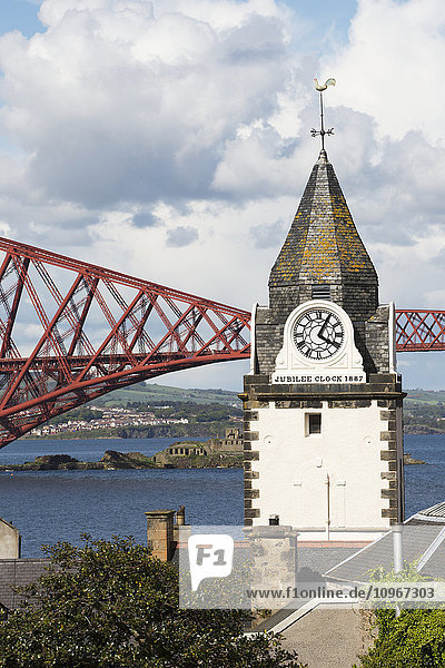 Uhrenturm und rote Metallbrücke an der Uferpromenade; Edinburgh  Schottland'.