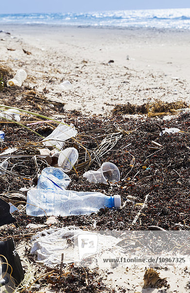 Die Plastikverschmutzung und der Müll entlang der Strände in der Karibik  ein Nebenprodukt der Ferienanlagen und des Tourismus  der die Umwelt an den unberührten Stränden belastet; Varadero  Kuba'.