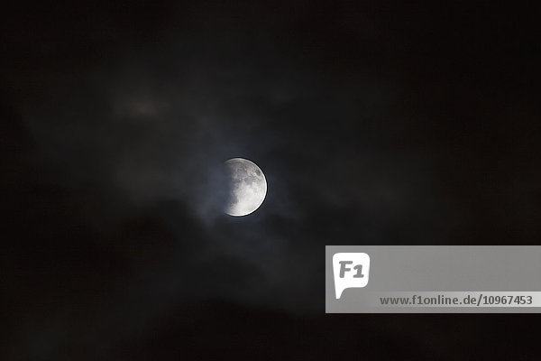 Mondfinsternis  gesehen durch vorbeiziehende Wolken; Brampton  Ontario  Kanada'.