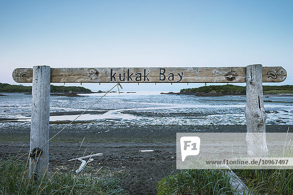 Schild Kukak Bay in der Nähe der Katmai Wilderness Lodge  Katmai National Park & Preserve  Alaska