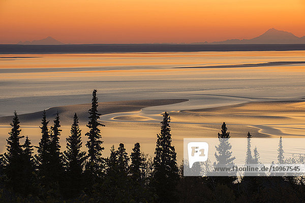 Wirbelmuster im Watt bei Ebbe und Sonnenuntergang  mit Mt. Iliamna und Mt. Redoubt am Horizont  Turnagain Arm  Southcentral Alaska