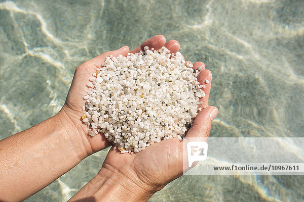 Quarzkörner am Strand von Mari Ermi  auch bekannt als der Strand der Reiskörner; Oristano  Sardinien  Italien'.