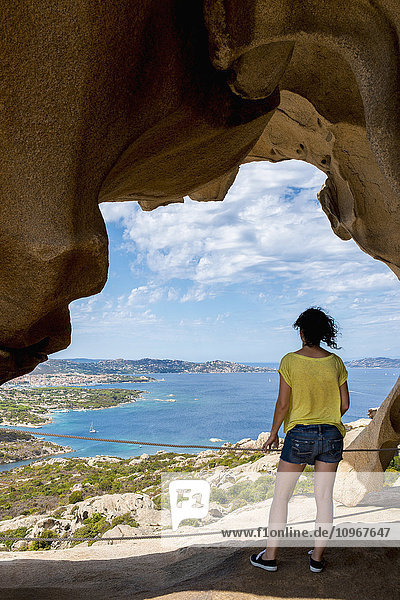 Mädchen genießt den Panoramablick vom Capo d'Orso; Palau  Sardinien  Italien'.