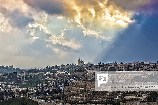 Goldene Wolken über dem Stadtbild von Jerusalem; Jerusalem  Israel'.