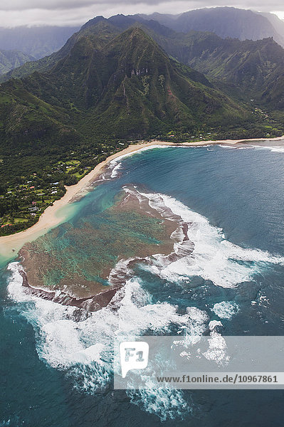 Luftaufnahme eines Riffs an der Nordküste von Kauai nahe Kilauea; Kauai  Hawaii  Vereinigte Staaten von Amerika'.