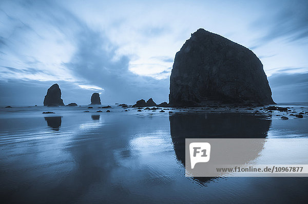 Graublaue Farben der Abenddämmerung hinter dem Haystack Rock; Cannon Beach  Oregon  Vereinigte Staaten von Amerika'.