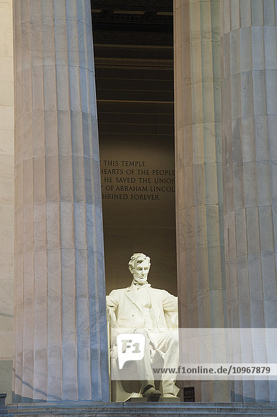 Die Statue von Abraham Lincoln steht einsam am Lincoln Memorial; Washington  District of Columbia  Vereinigte Staaten von Amerika'.
