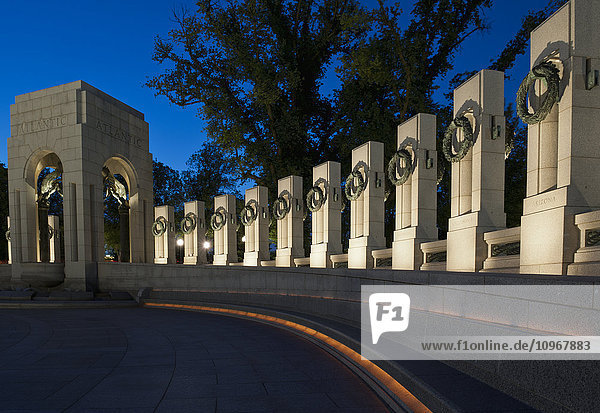 World War II Memorial in der Dämmerung; Washington  District of Columbia  Vereinigte Staaten von Amerika