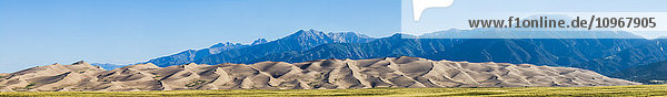 Panoramablick auf die Sanddünen und die Sangre de Cristo Mountains im Great Sand Dunes National Park and Preserve; Colorado  Vereinigte Staaten von Amerika'.