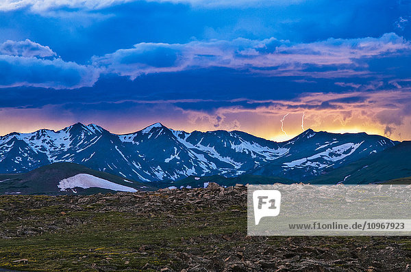 Blitzeinschlag über den Never Summer Mountains während eines Sommergewitters im Rocky Mountain National Park; Colorado  Vereinigte Staaten von Amerika'.