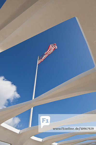 Die amerikanische Flagge weht über dem USS Arizona Memorial in Pearl Harbor; Oahu  Hawaii  Vereinigte Staaten von Amerika'.