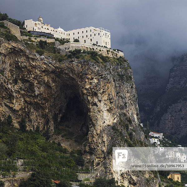 Gebäude auf der Spitze einer Klippe entlang der Amalfiküste; Amalfi  Italien'.