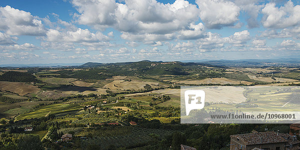 Landschaft mit sanften Hügeln unter einem blauen Himmel mit Wolken; Montepulciano  Umbrien  Italien