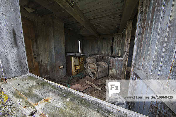Ein verlassenes Haus liegt in Trümmern an der Nordostküste Islands; Island'.