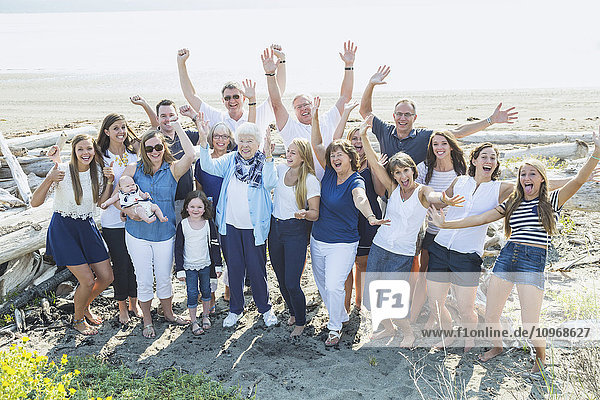 Porträt einer Großfamilie an einem Strand entlang der Küste; Fox Spit  Whidbey Island  Washington  Vereinigte Staaten von Amerika'.